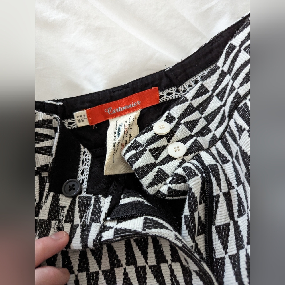 Anthropologie B&W patterned shorts - Picture 4 of 7